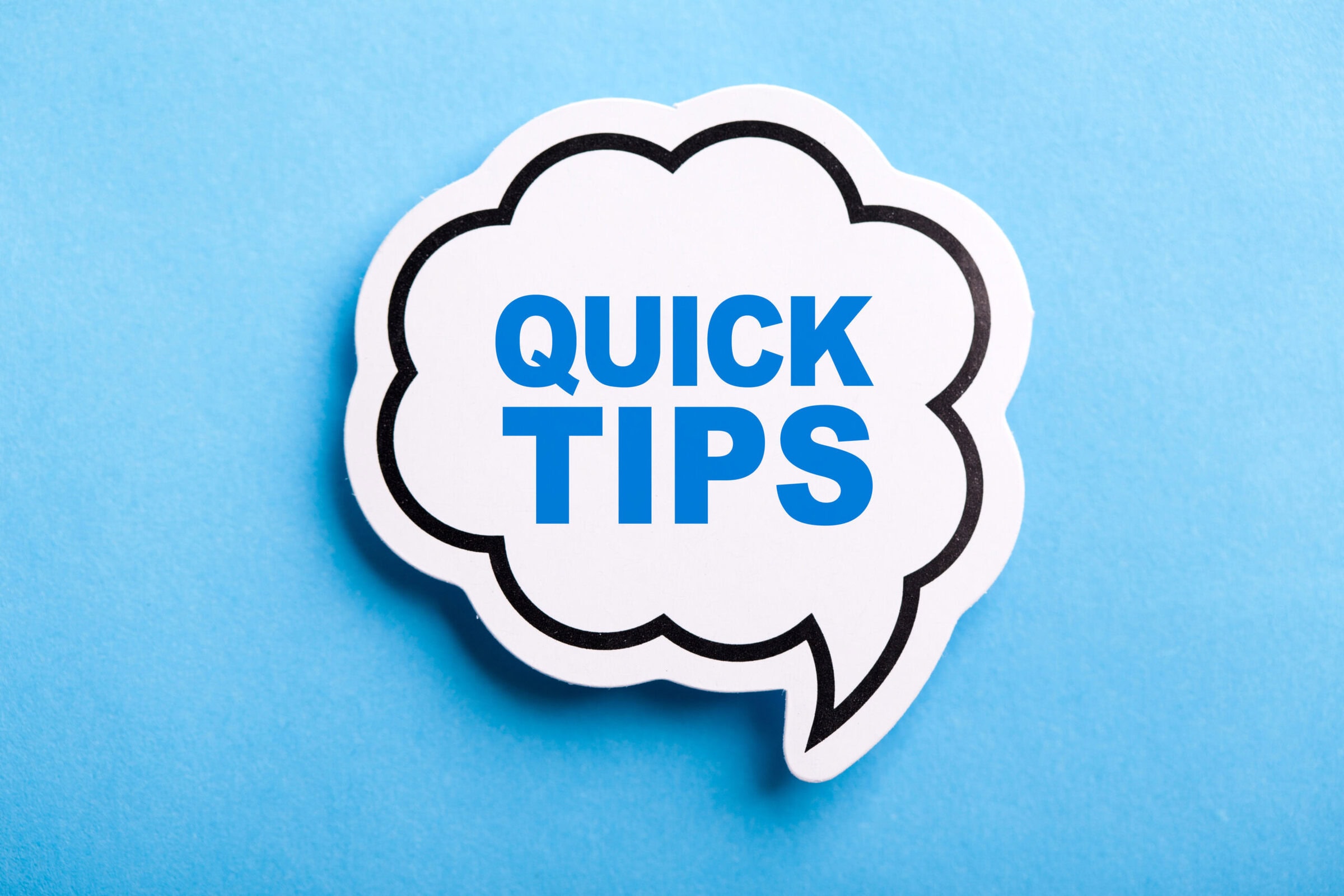 Quick Tips Concept speech bubble isolated on blue background.